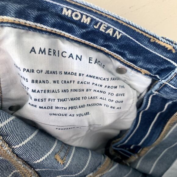American Eagle Pinstripe Mom Jeans Blue Size 4 Denim High Rise Relaxed Preppy - Picture 5 of 6